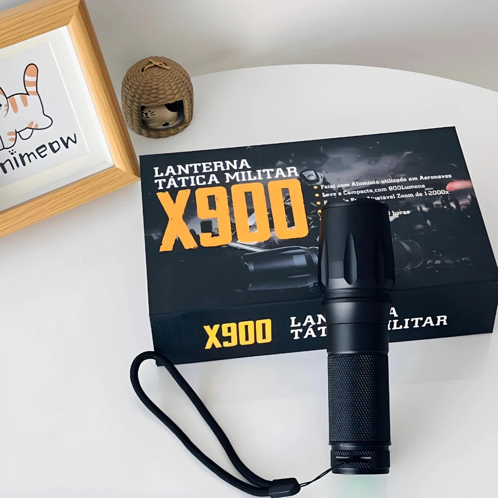 Lanterna Tática X900 – Recarregável, Zoom de Longo Alcance e Função Strobo